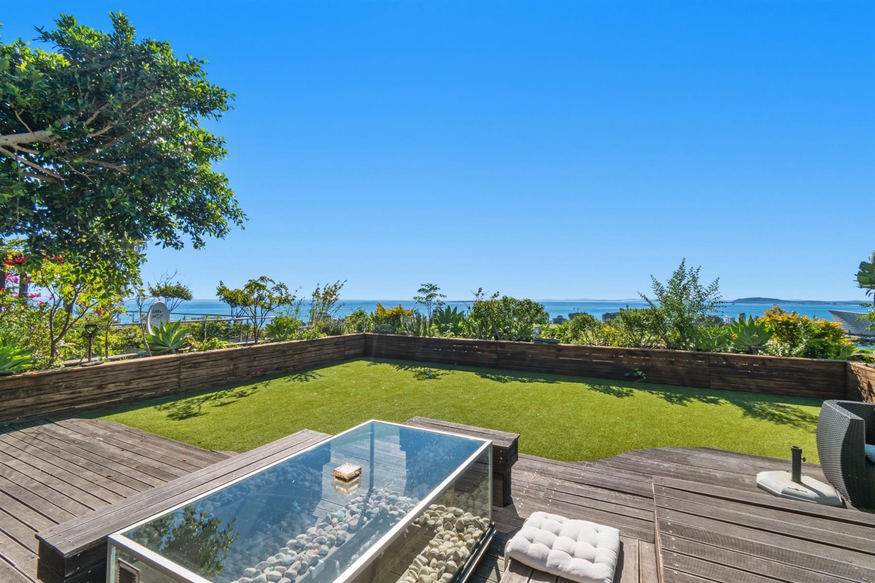 5 Bedroom Green Point Home with 220 sqm Rooftop Terrace, Ocean Views and Airbnb Flatlet