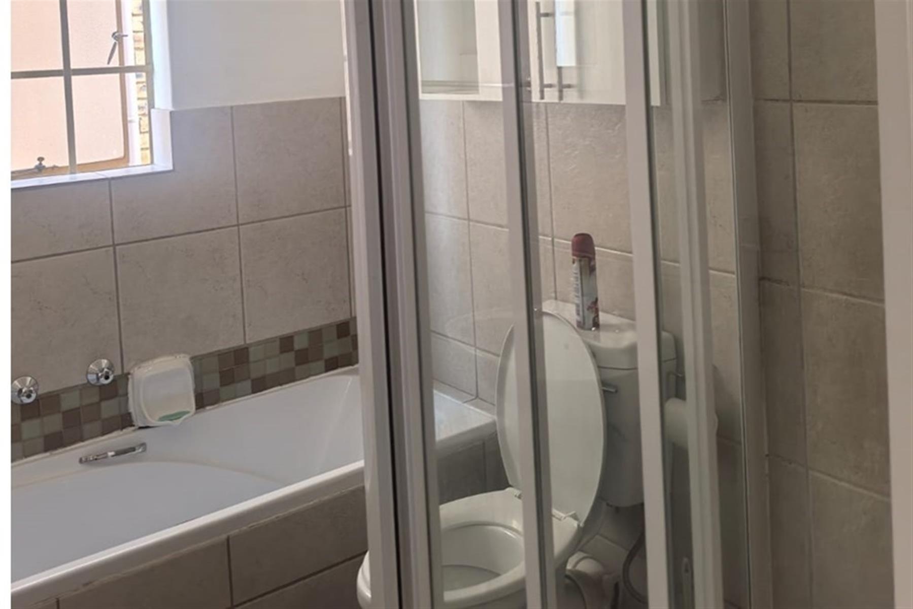 Townhouse for rent in Chloorkop, Kempton Park