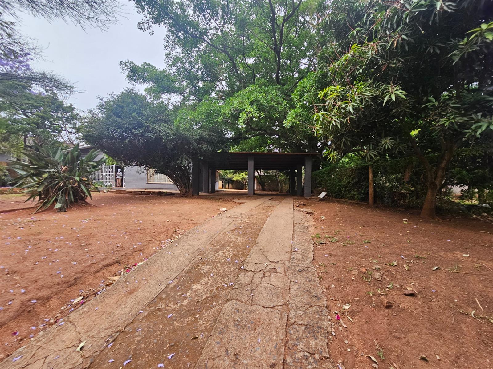 House on a big stand For Sale in Barberton