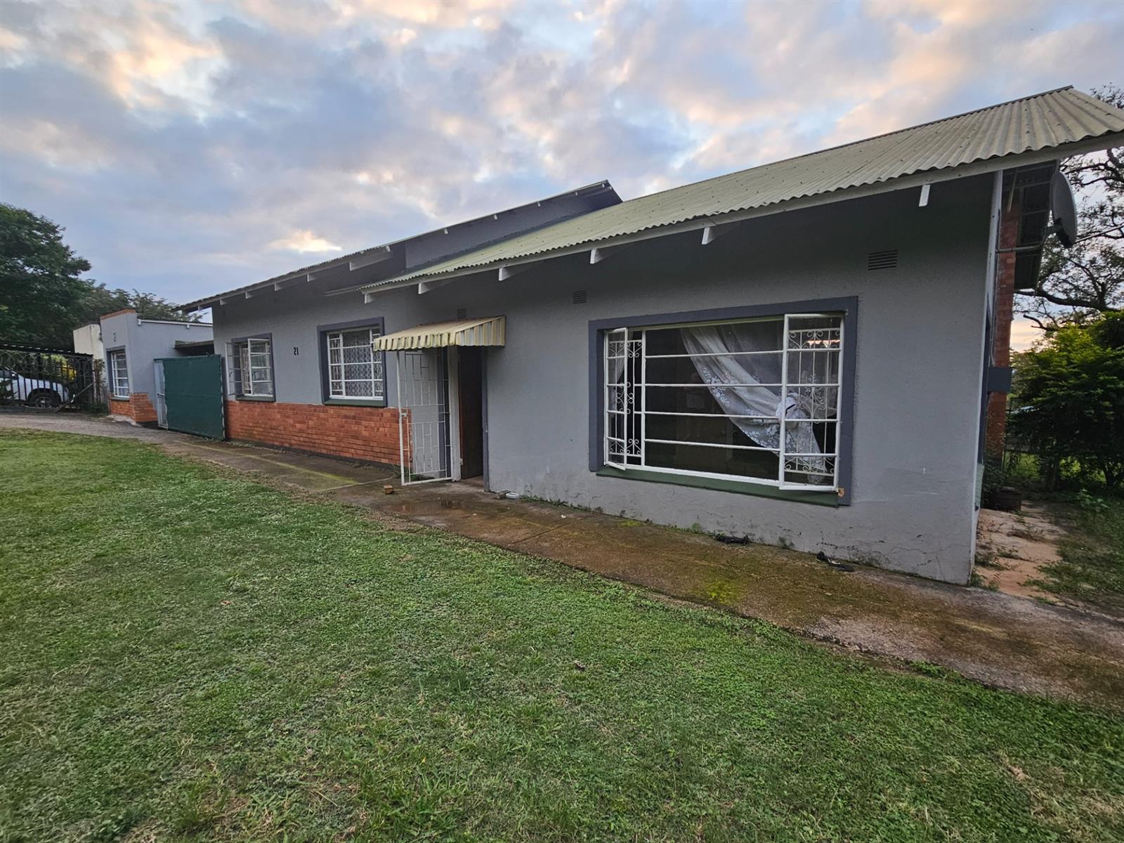 House with Flat For Sale in Barberton