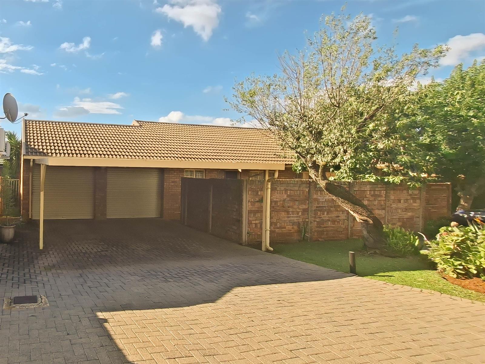Townhouse For Sale in Rooihuiskraal North, Centurion