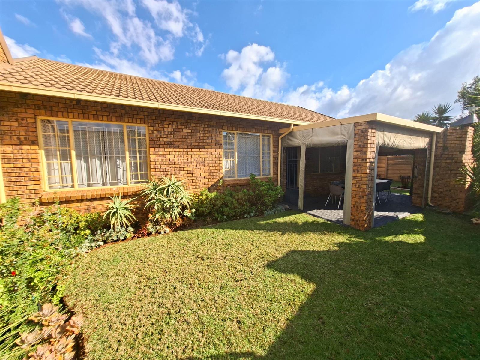 Townhouse For Sale in Rooihuiskraal North, Centurion