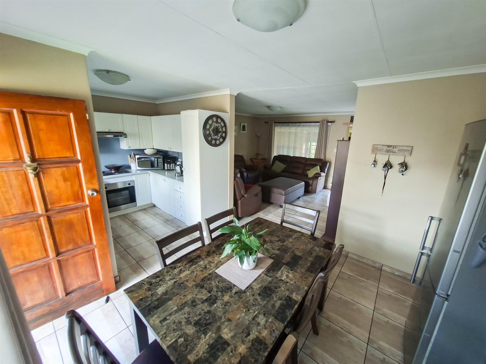 Townhouse For Sale in Rooihuiskraal North, Centurion