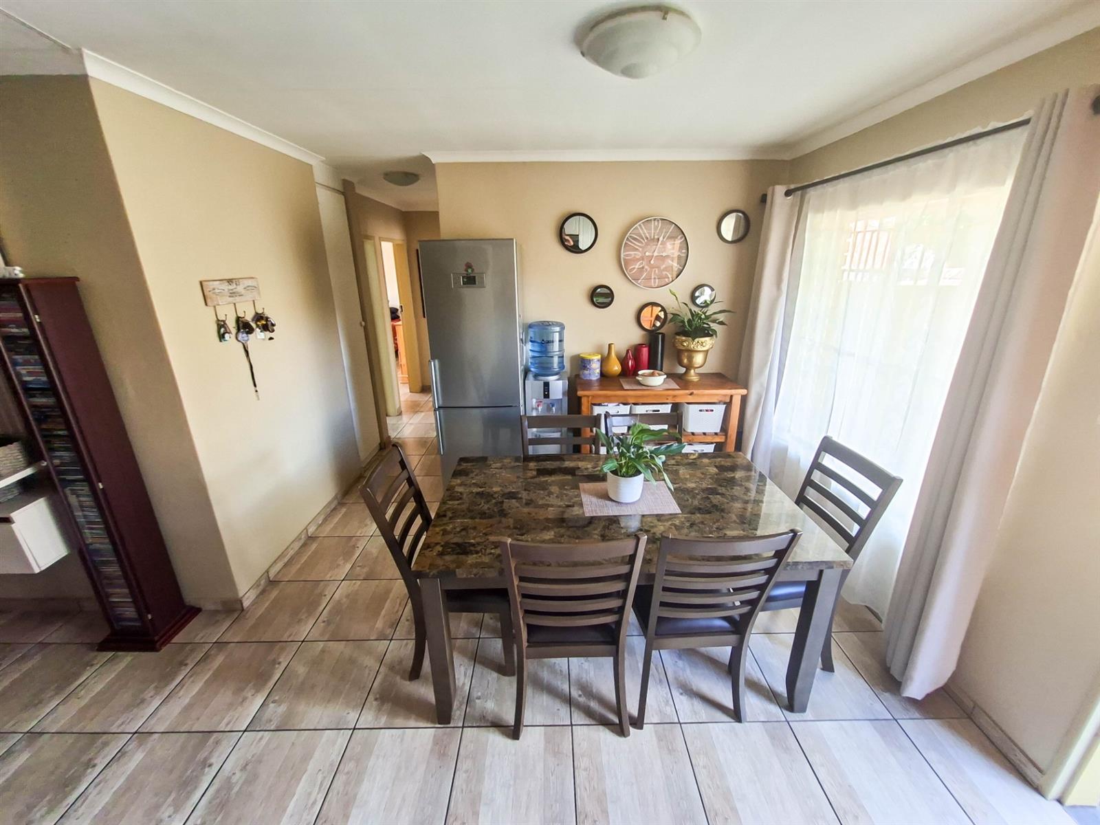 Townhouse For Sale in Rooihuiskraal North, Centurion