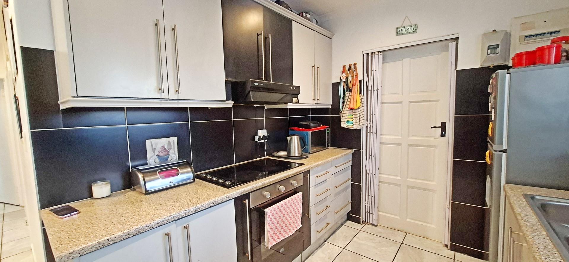 Modern, Spacious Family Home in Popular Broadlands Village