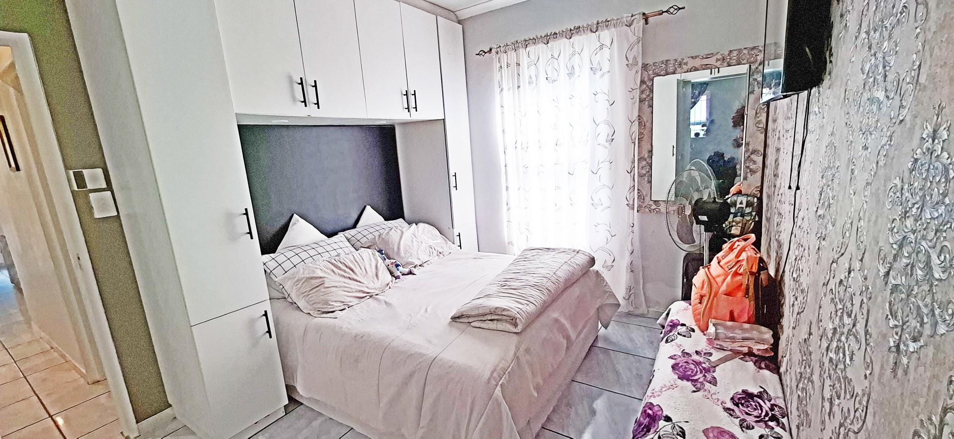 Modern, Spacious Family Home in Popular Broadlands Village