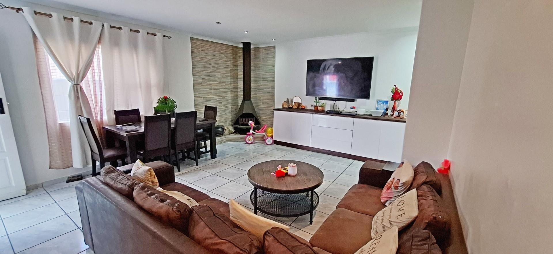 Modern, Spacious Family Home in Popular Broadlands Village