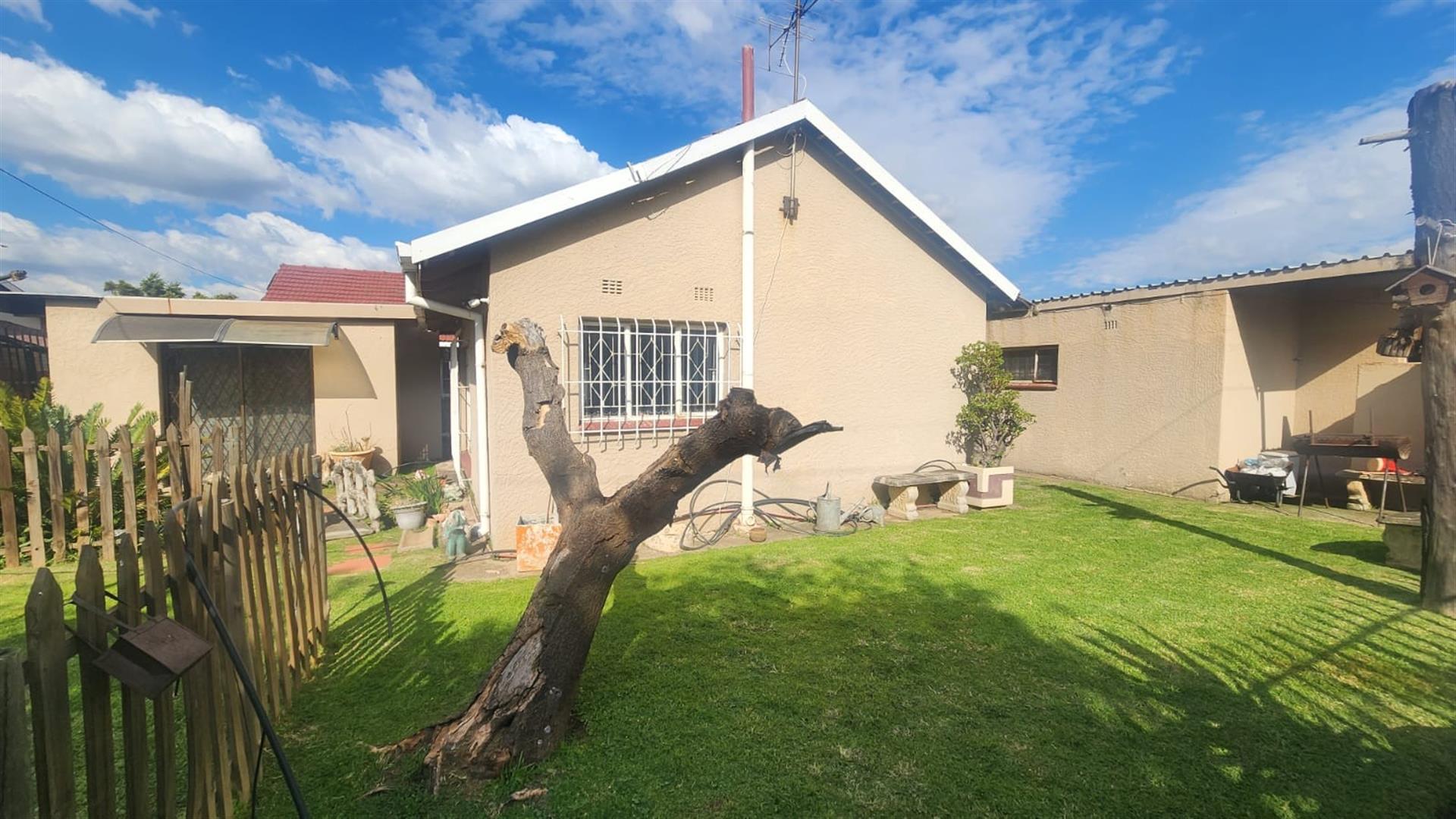 Spacious Family Home with Flatlet in a Prime Van Dyk Park Location
