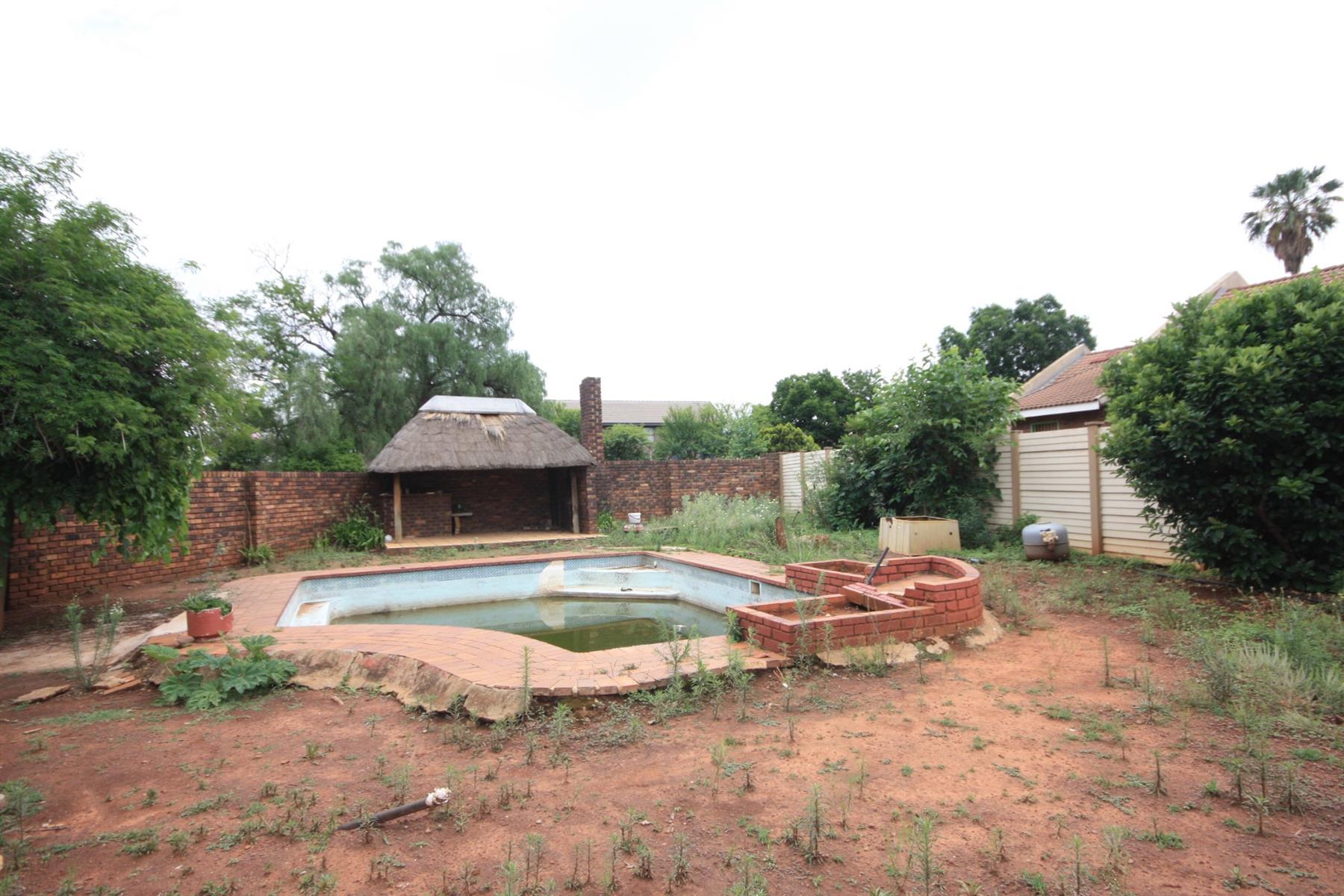 House for sale in Bedworth Park, Vereeniging, 1995 m²
