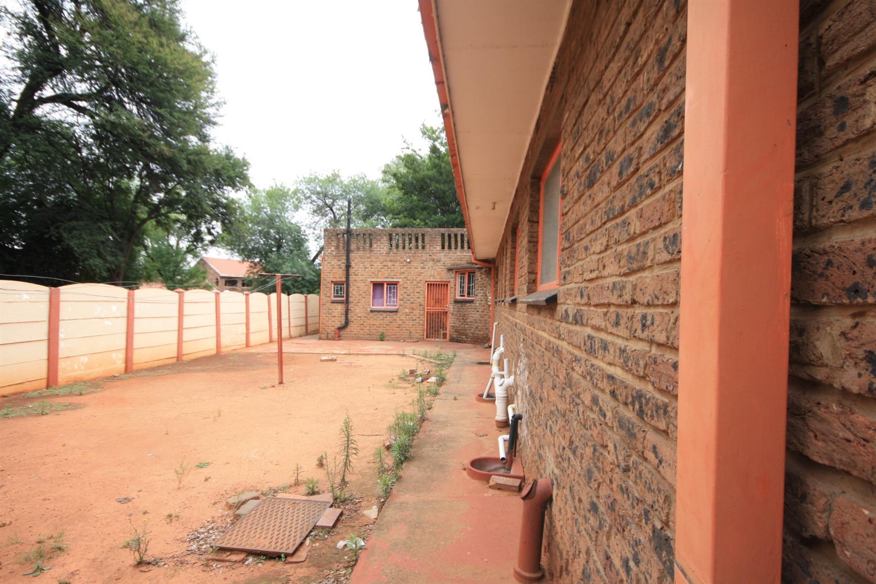 House for sale in Bedworth Park, Vereeniging, 1995 m²