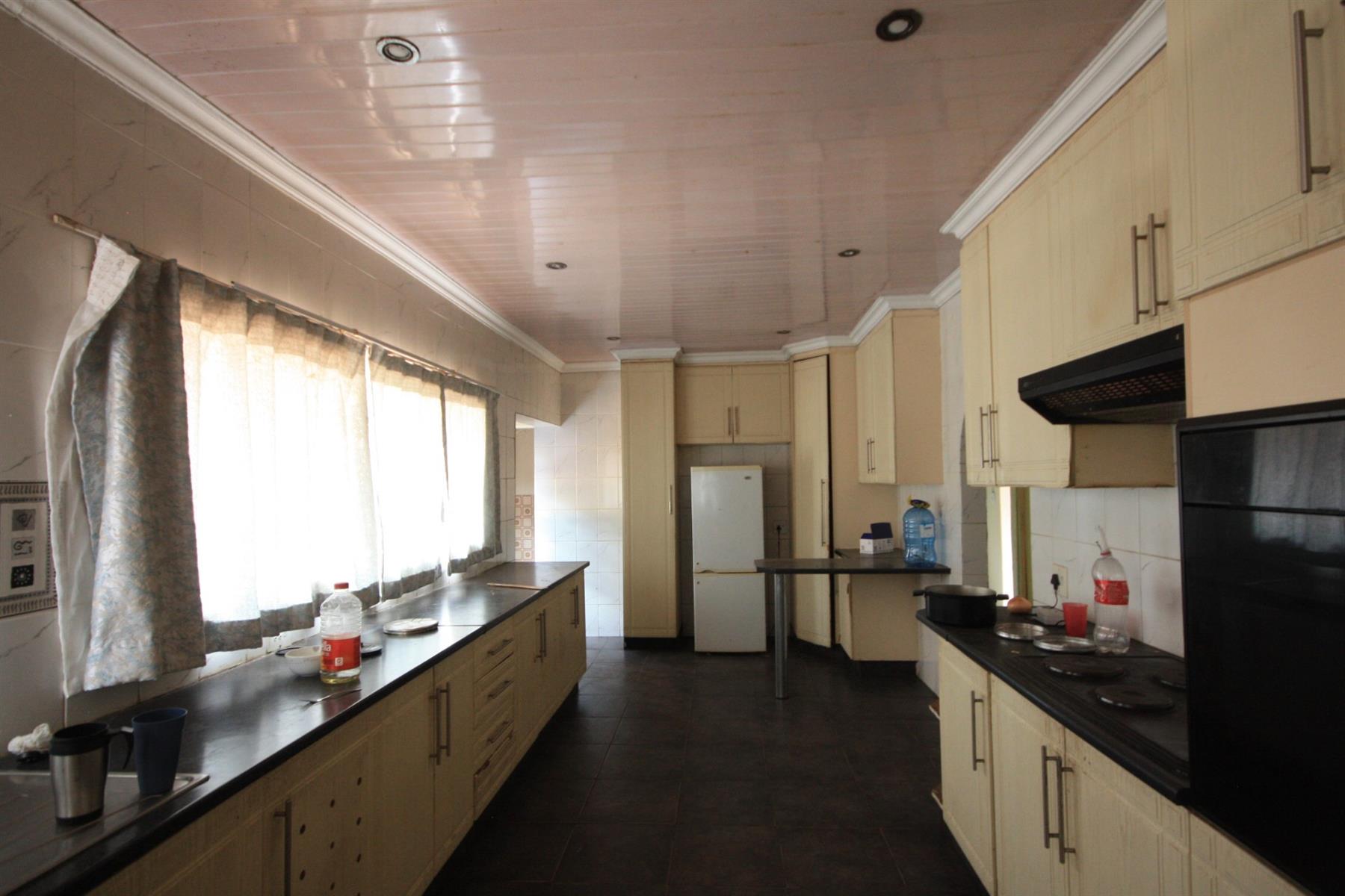 House for sale in Bedworth Park, Vereeniging, 1995 m²