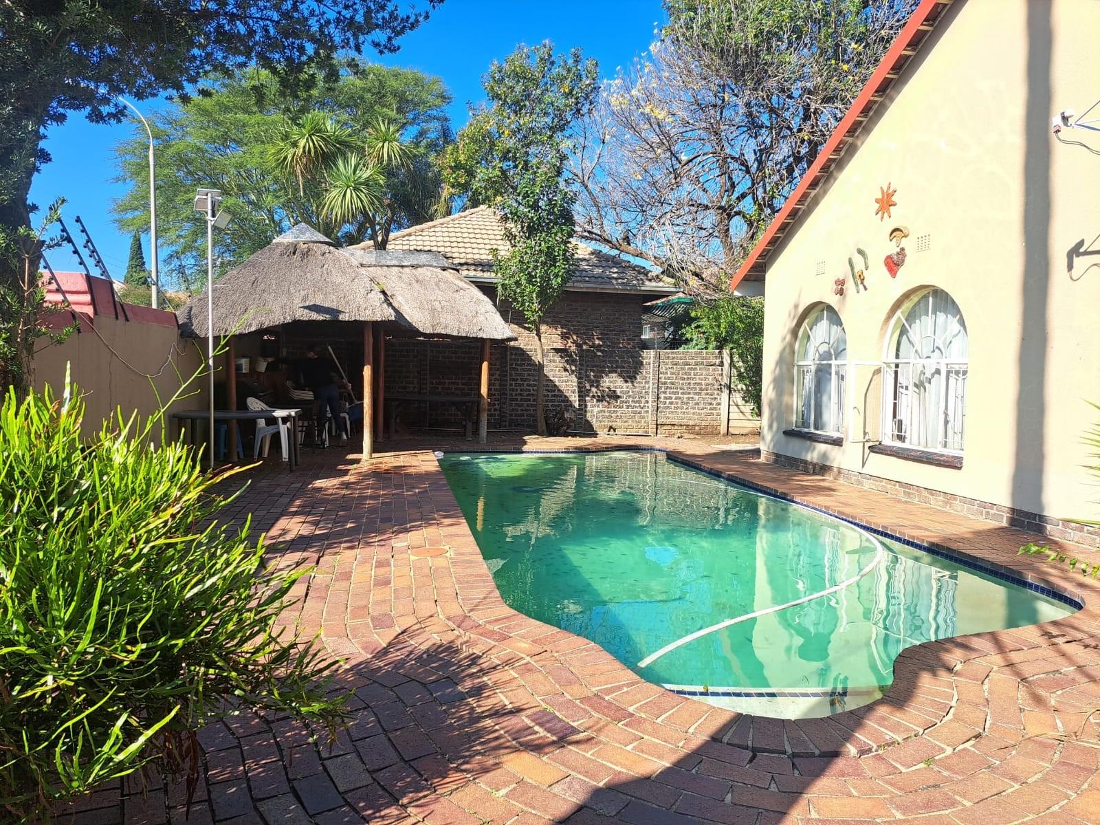 Corner House Gem in Glen Marais to Rent in a Boomed Area
