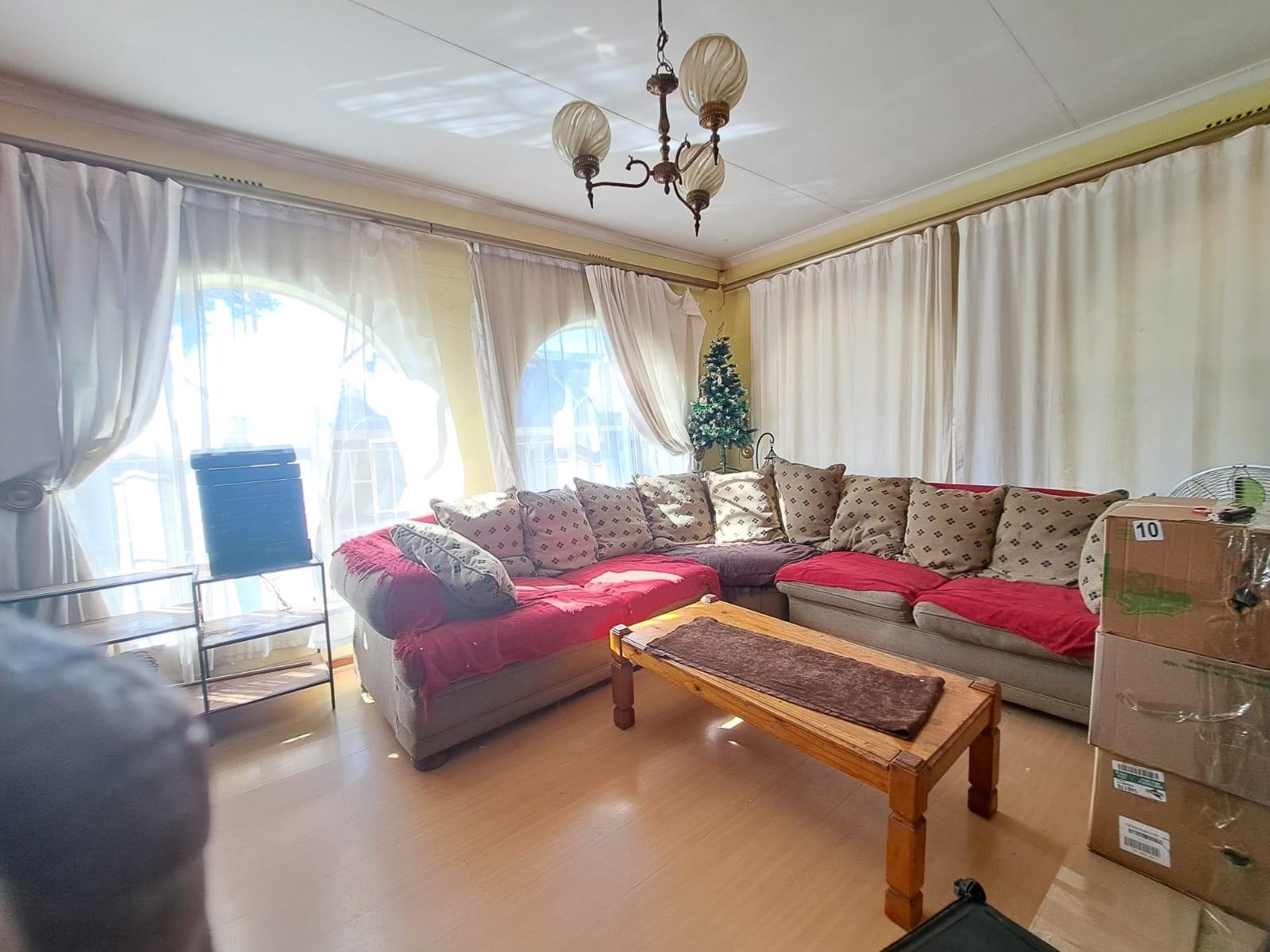 Corner House Gem in Glen Marais to Rent in a Boomed Area