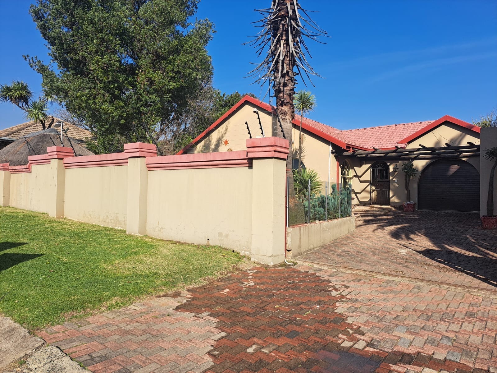 Corner House Gem in Glen Marais to Rent in a Boomed Area