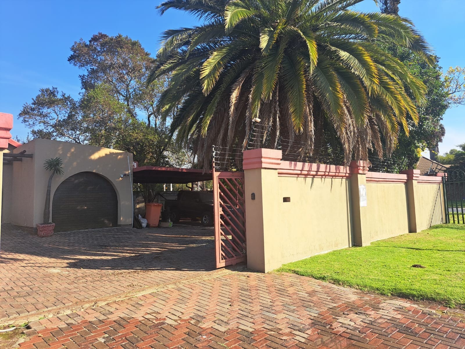Corner House Gem in Glen Marais to Rent in a Boomed Area