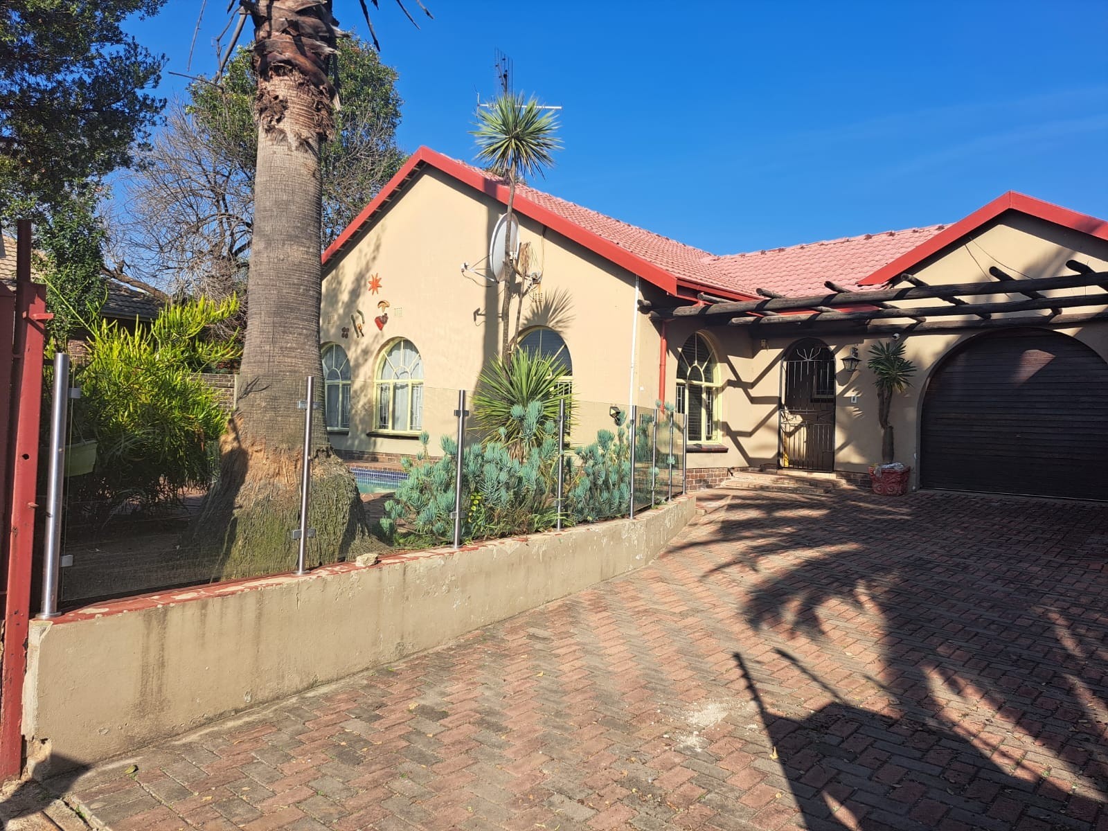 Corner House Gem in Glen Marais to Rent in a Boomed Area