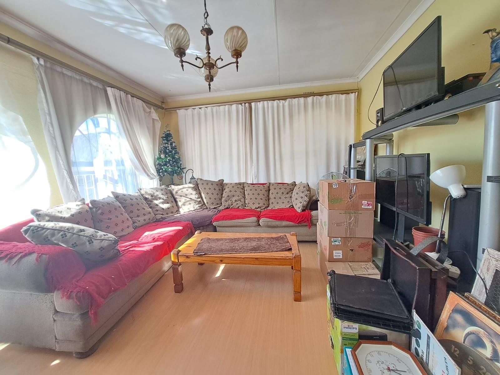 Corner House Gem in Glen Marais to Rent in a Boomed Area