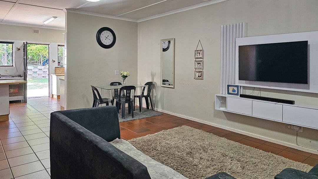 3 Bedroom House With Spacious Flat