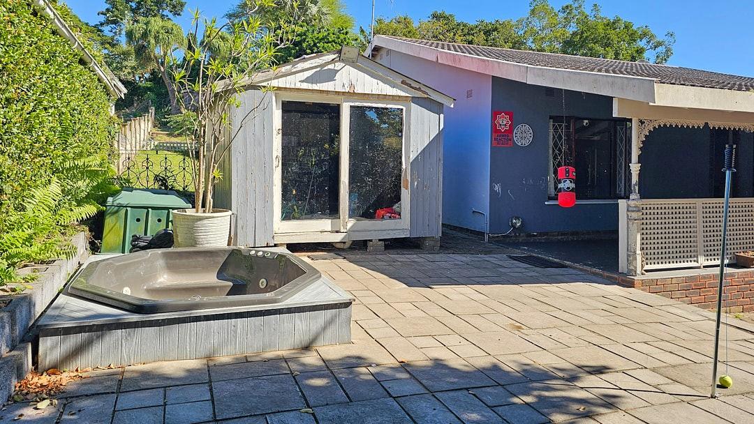 3 Bedroom House With Spacious Flat