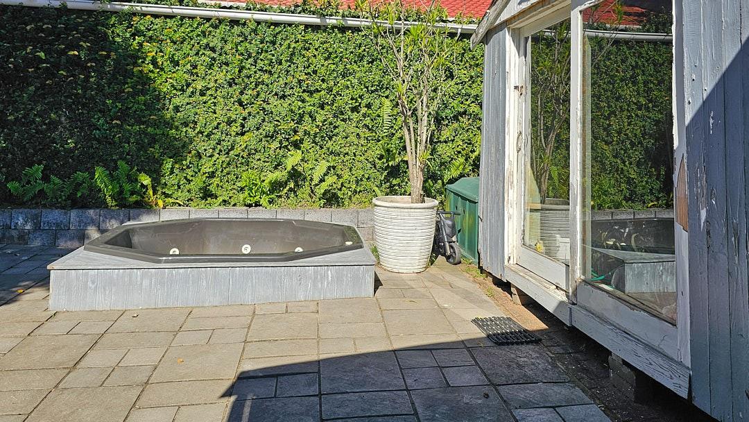 3 Bedroom House With Spacious Flat