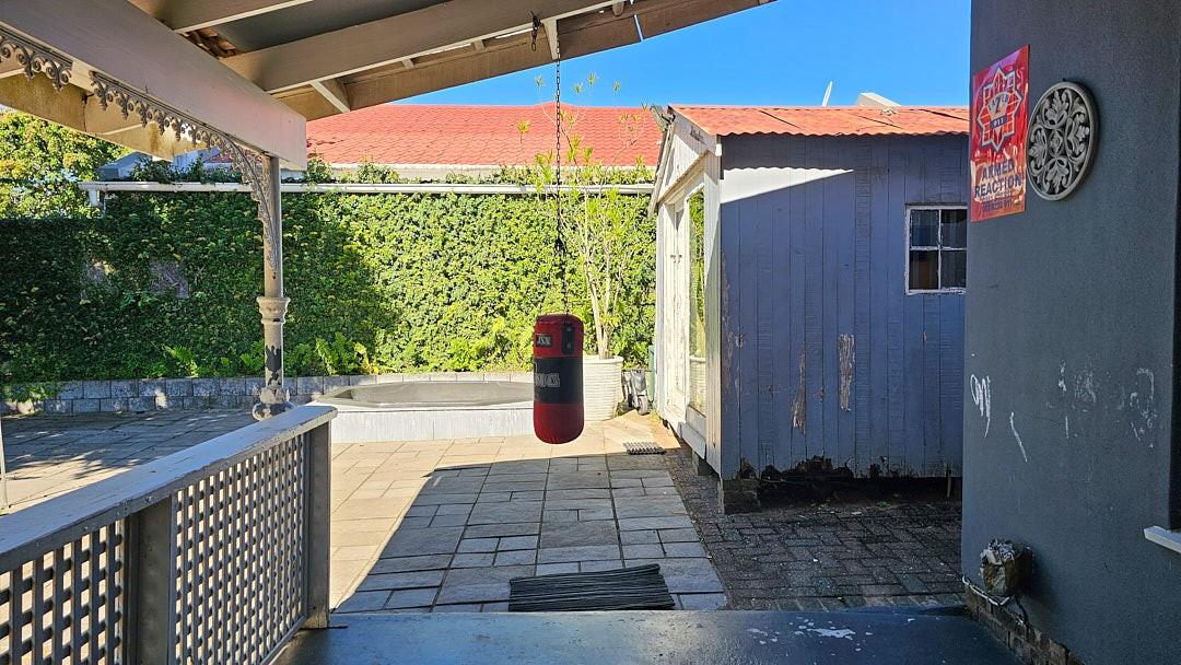 3 Bedroom House With Spacious Flat