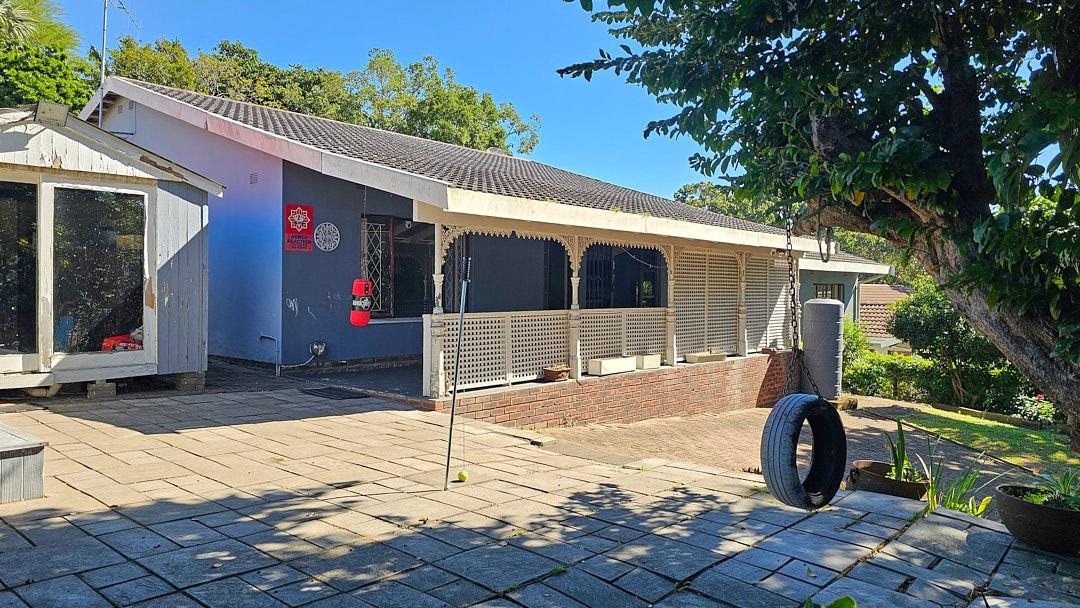 3 Bedroom House With Spacious Flat