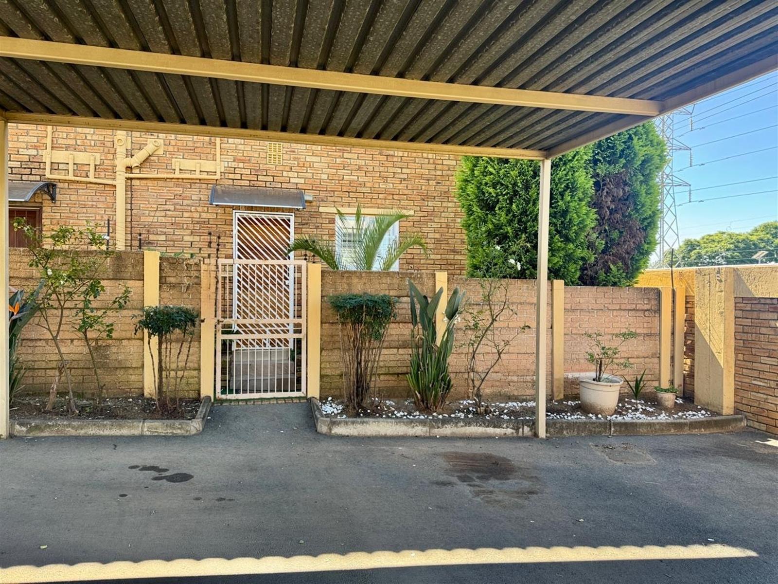 Townhouse for rent in North Riding, Randburg