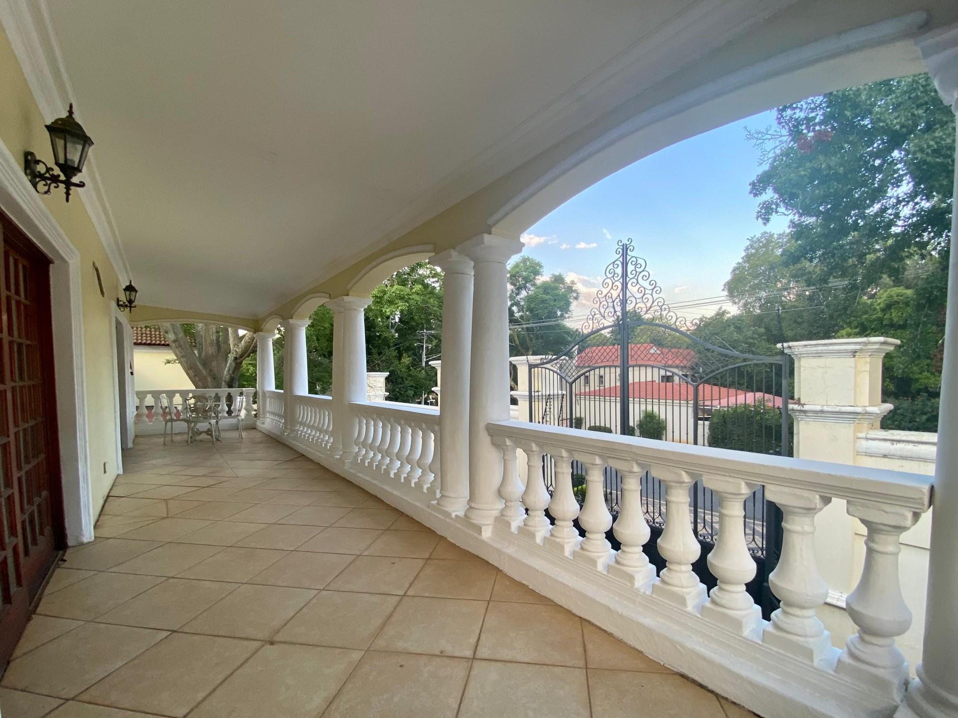 Luxury Open-Plan Studio Apartment Fully Furnished with Spacious (109)
