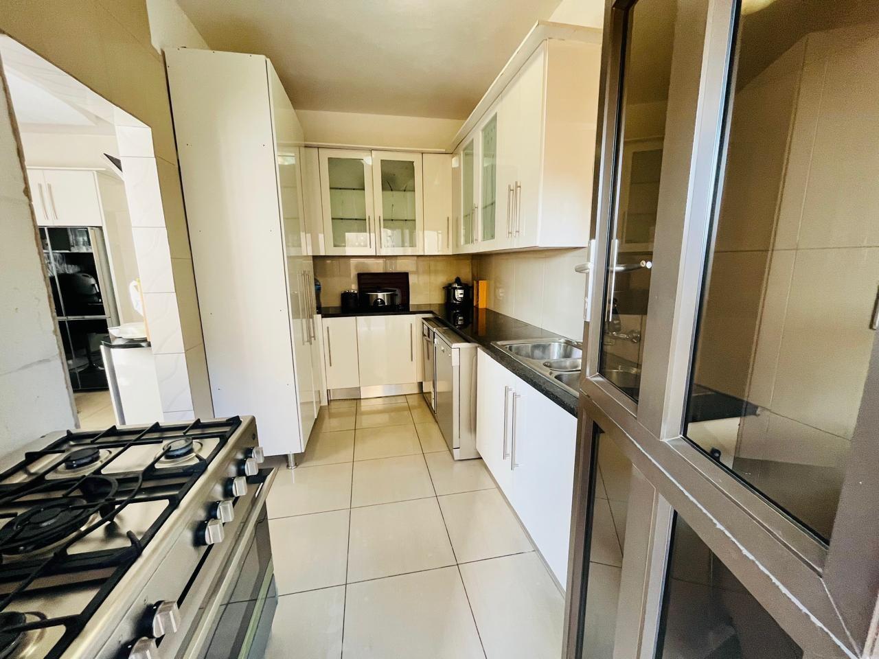 5 Bedroom House To Rent in Magaliesberg Country Estate, Amandasig, Akasia