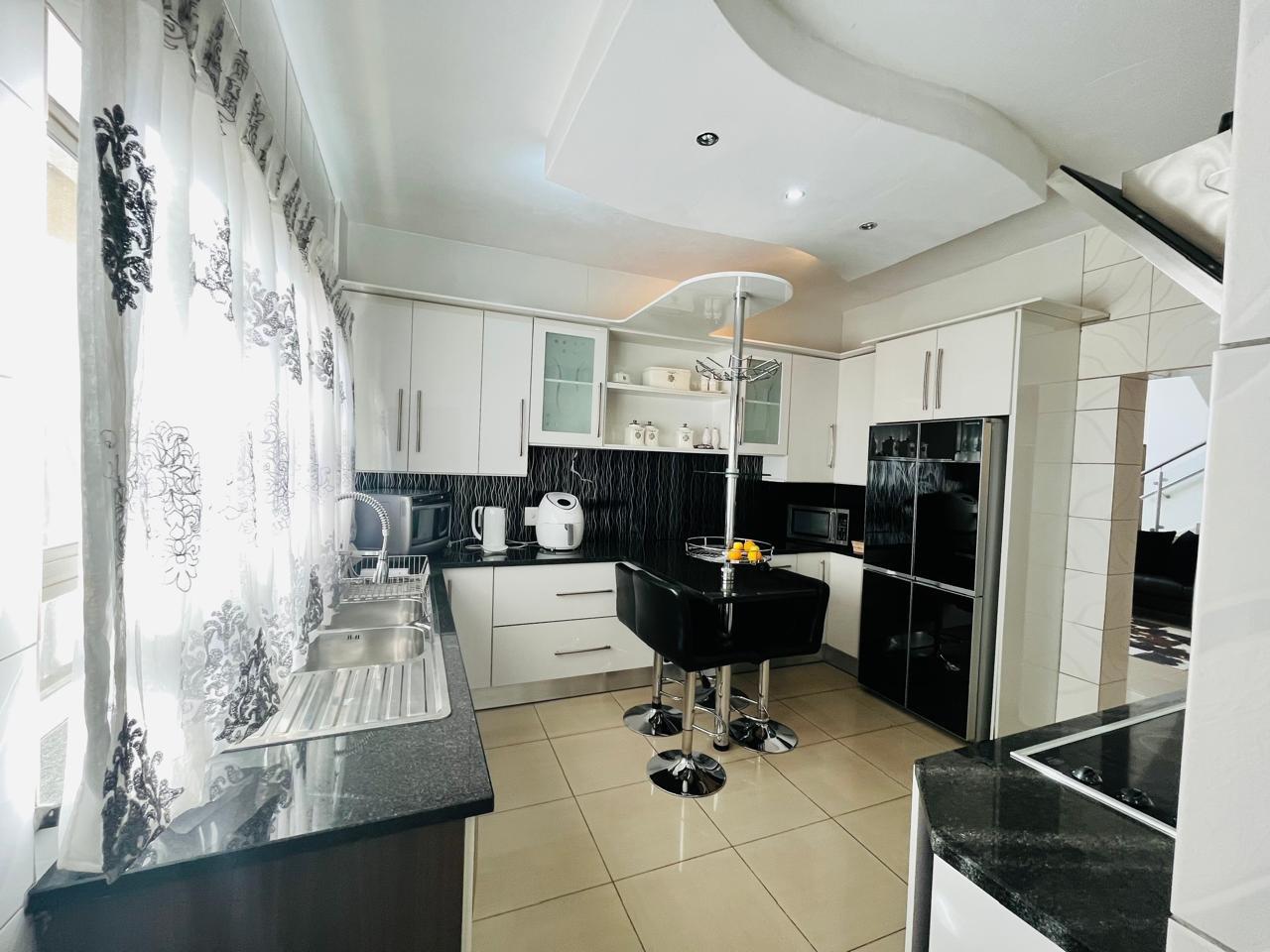 5 Bedroom House To Rent in Magaliesberg Country Estate, Amandasig, Akasia