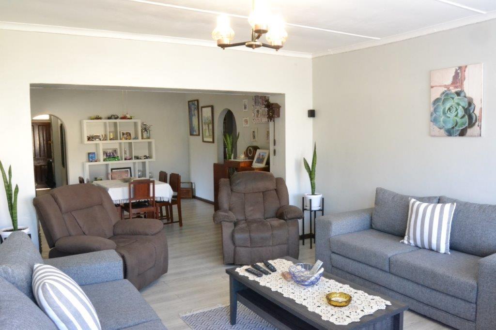Modern Old Lady - 200 sqm house in Porterville on 957 sqm erf