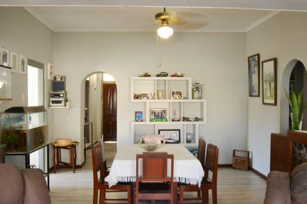Modern Old Lady - 200 sqm house in Porterville on 957 sqm erf