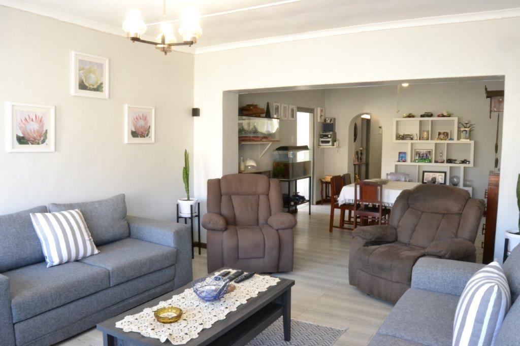 Modern Old Lady - 200 sqm house in Porterville on 957 sqm erf