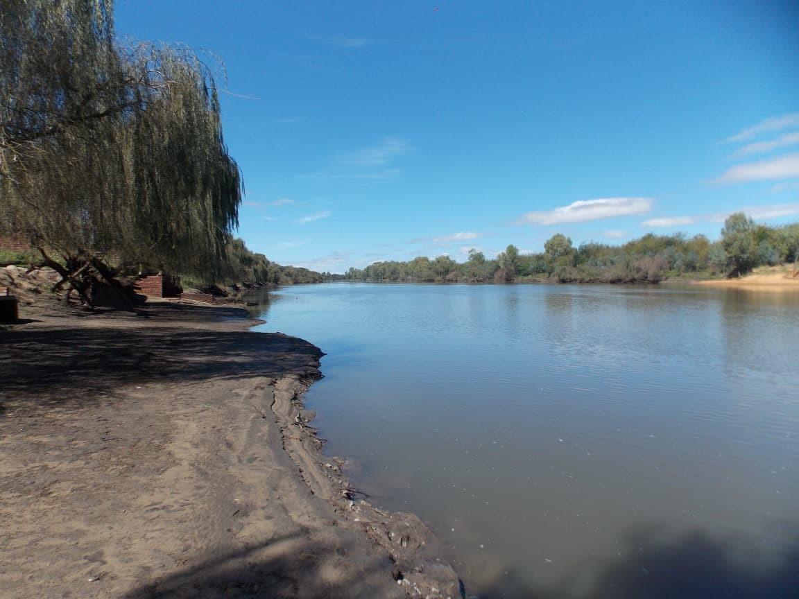 Farm for sale with a lot of opportunities and fishing chalets next to the Vaal River.