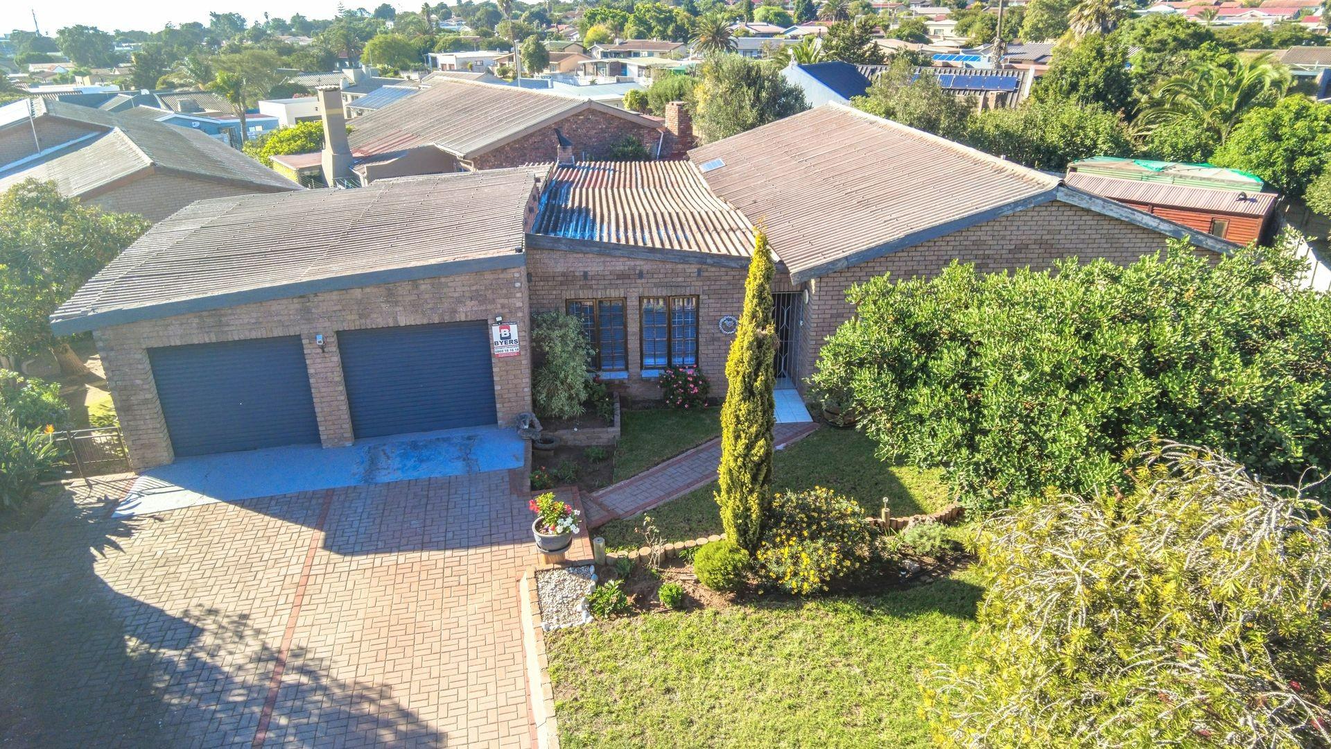 4 Bedrooms | Entertainment Area | Servant’s Quarters | Extra Storage Vredenburg