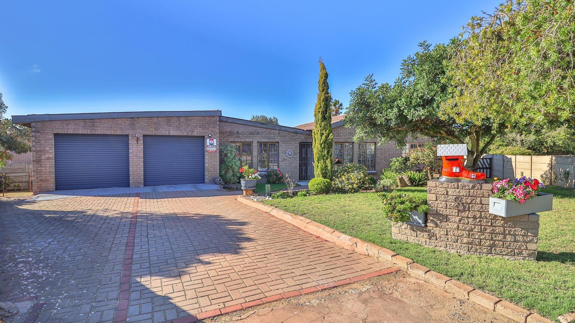 4 Bedrooms | Entertainment Area | Servant’s Quarters | Extra Storage Vredenburg