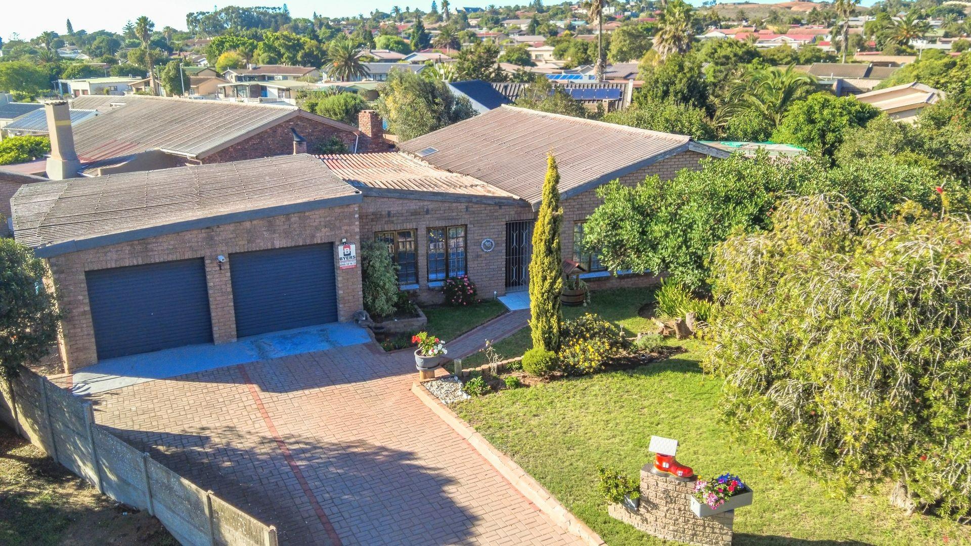 4 Bedrooms | Entertainment Area | Servant’s Quarters | Extra Storage Vredenburg