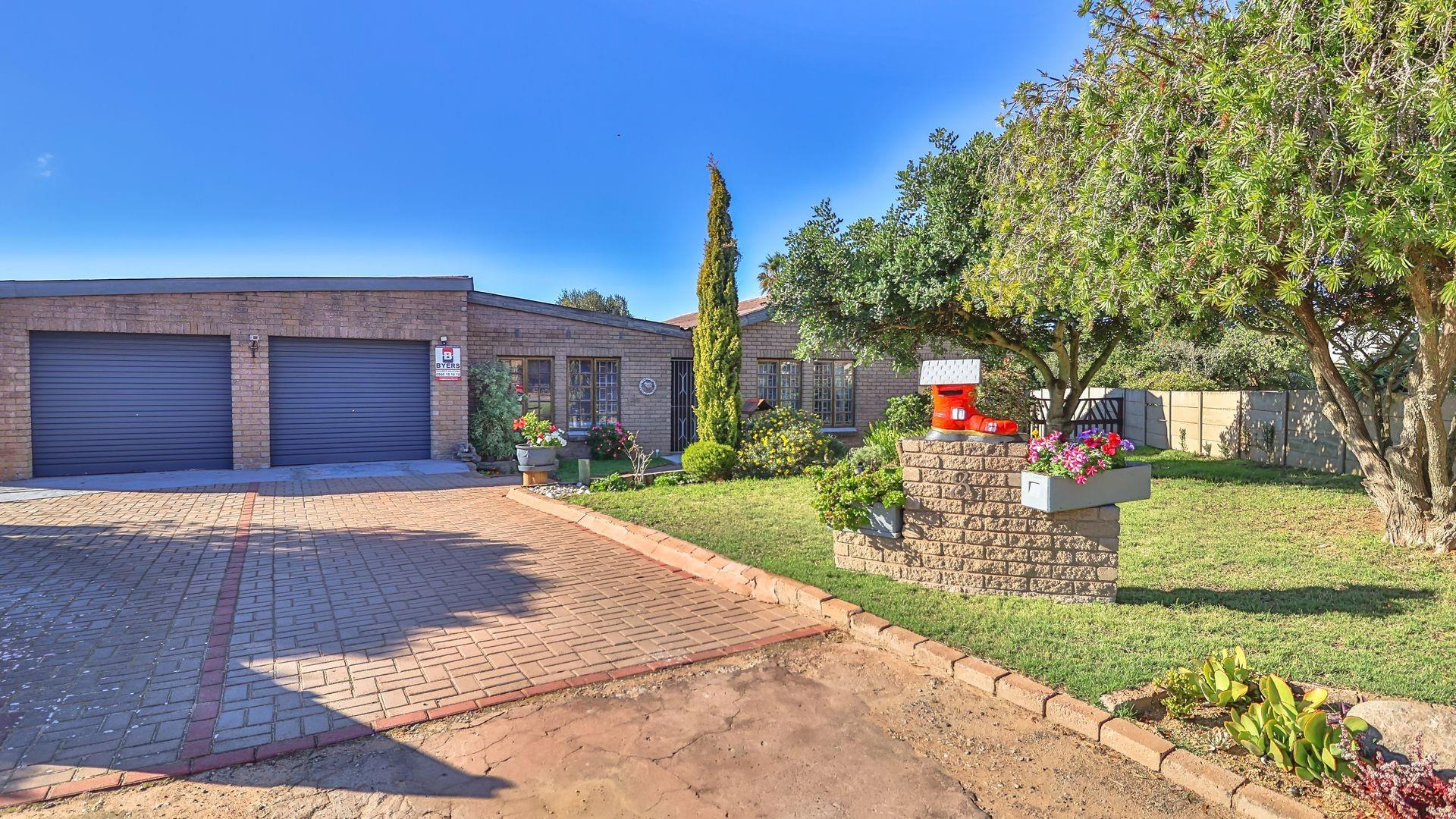4 Bedrooms | Entertainment Area | Servant’s Quarters | Extra Storage Vredenburg
