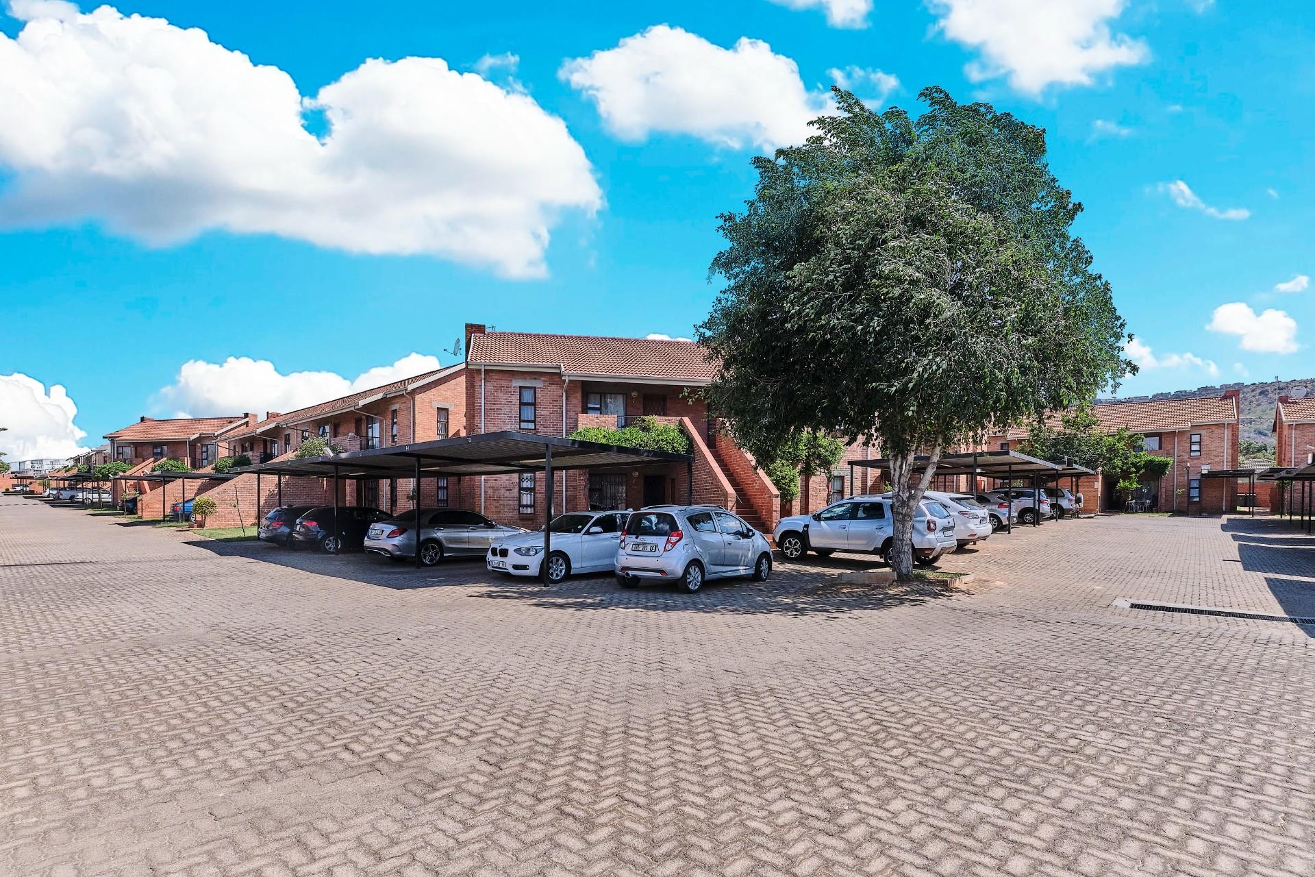 Apartment For Sale in Amorosa, Roodepoort