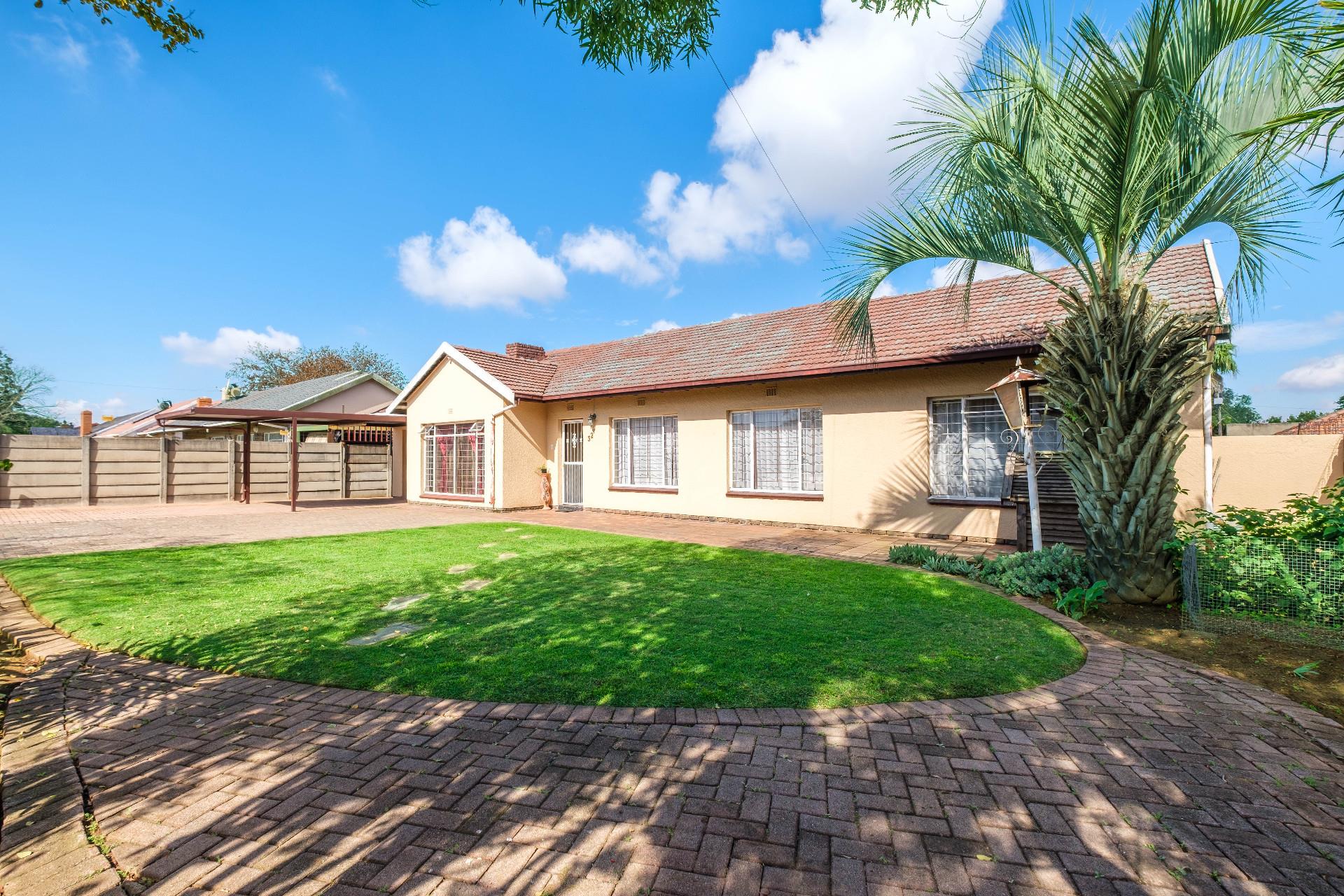 4 Bedroom House For Sale in Witpoortjie, Roodepoort