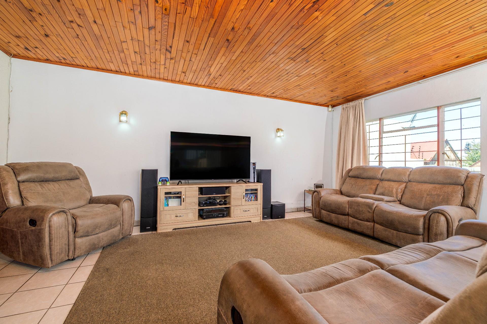4 Bedroom House For Sale in Witpoortjie, Roodepoort