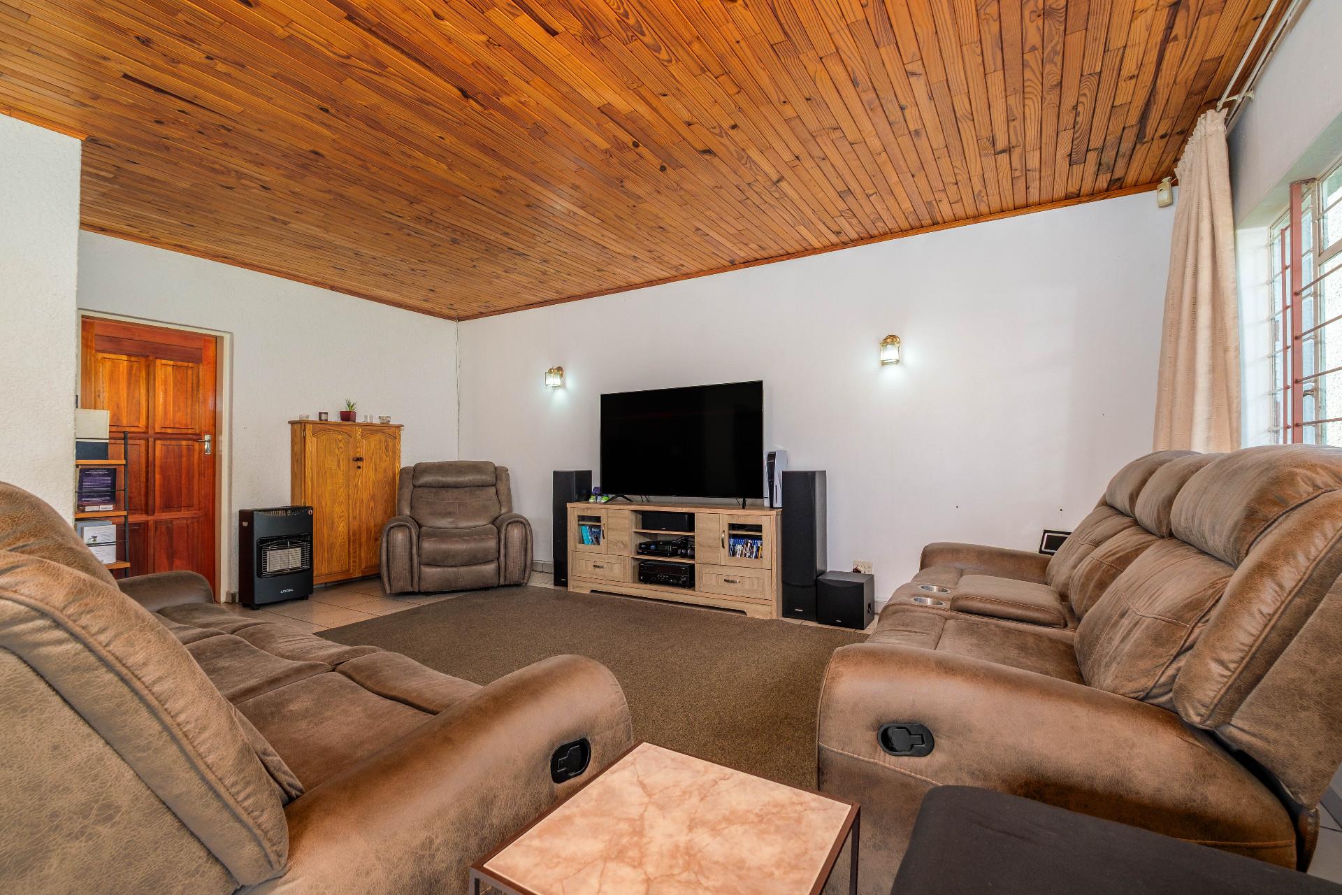 4 Bedroom House For Sale in Witpoortjie, Roodepoort