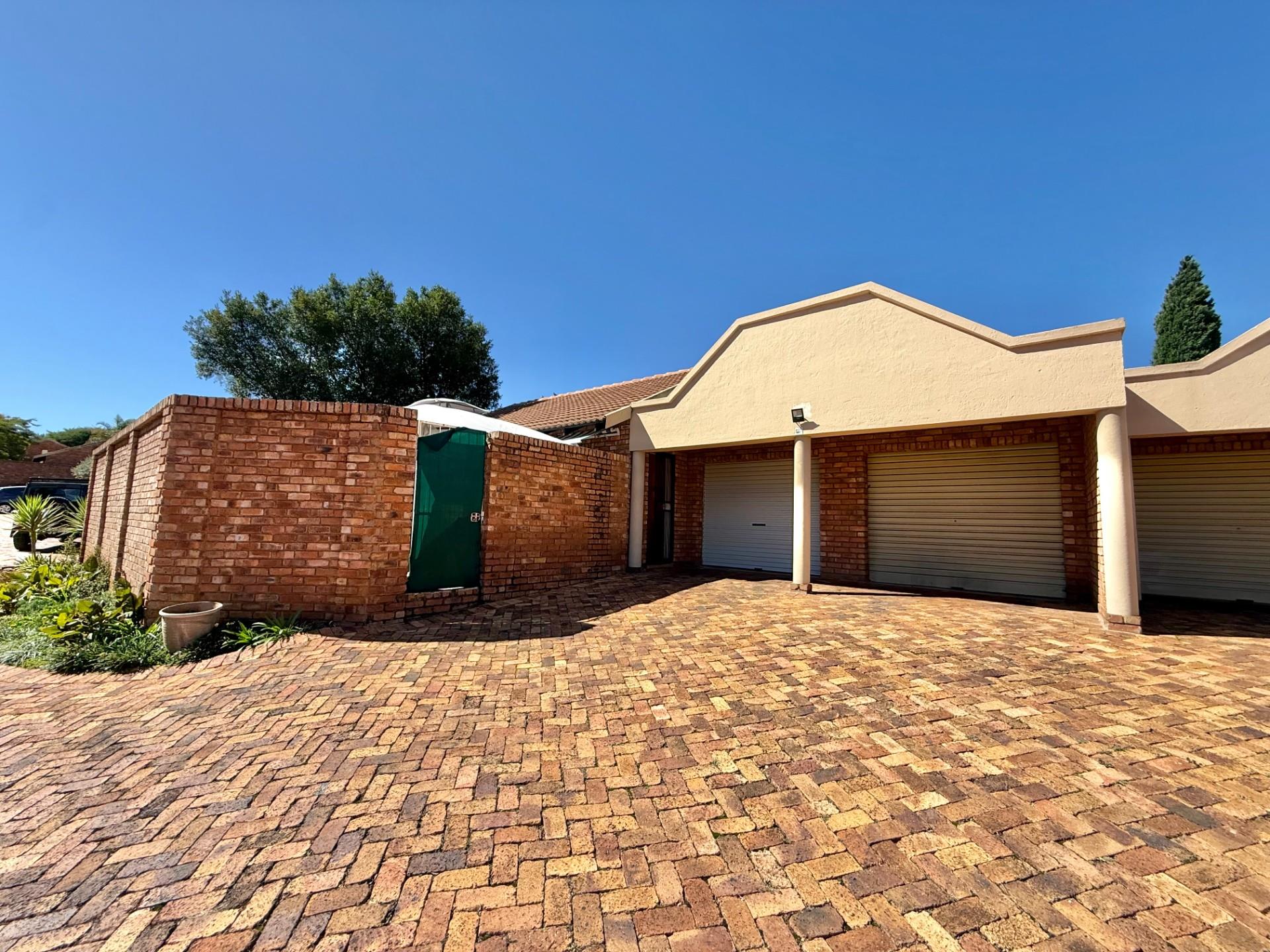 2 BEDROOM, 1 BATHROOM, 2 GARAGES - Townhouse in Lee Park, Elardus Park