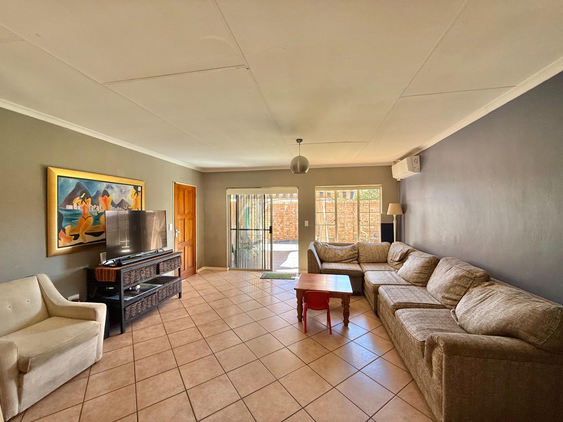 2 BEDROOM, 1 BATHROOM, 2 GARAGES - Townhouse in Lee Park, Elardus Park