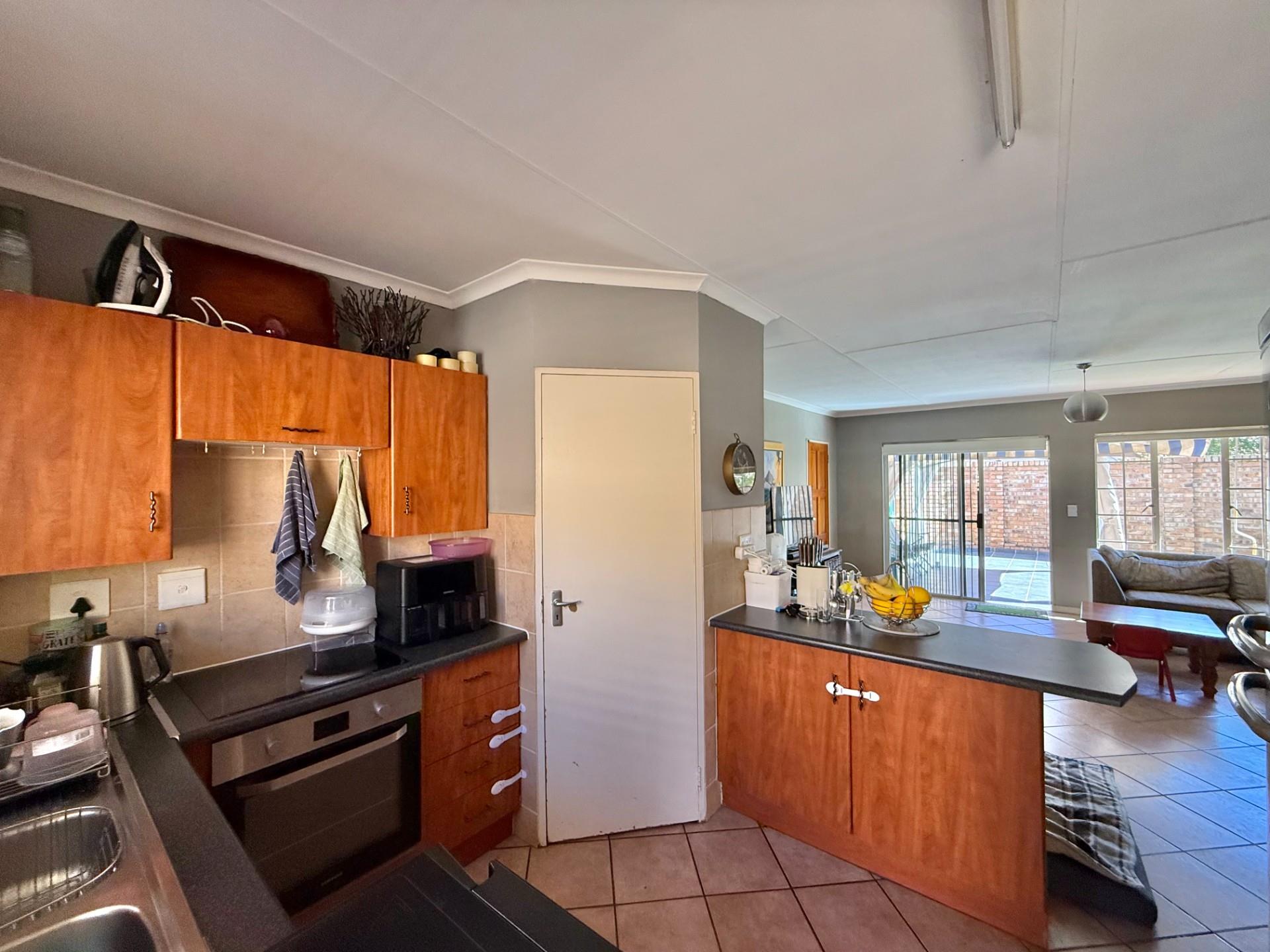 2 BEDROOM, 1 BATHROOM, 2 GARAGES - Townhouse in Lee Park, Elardus Park