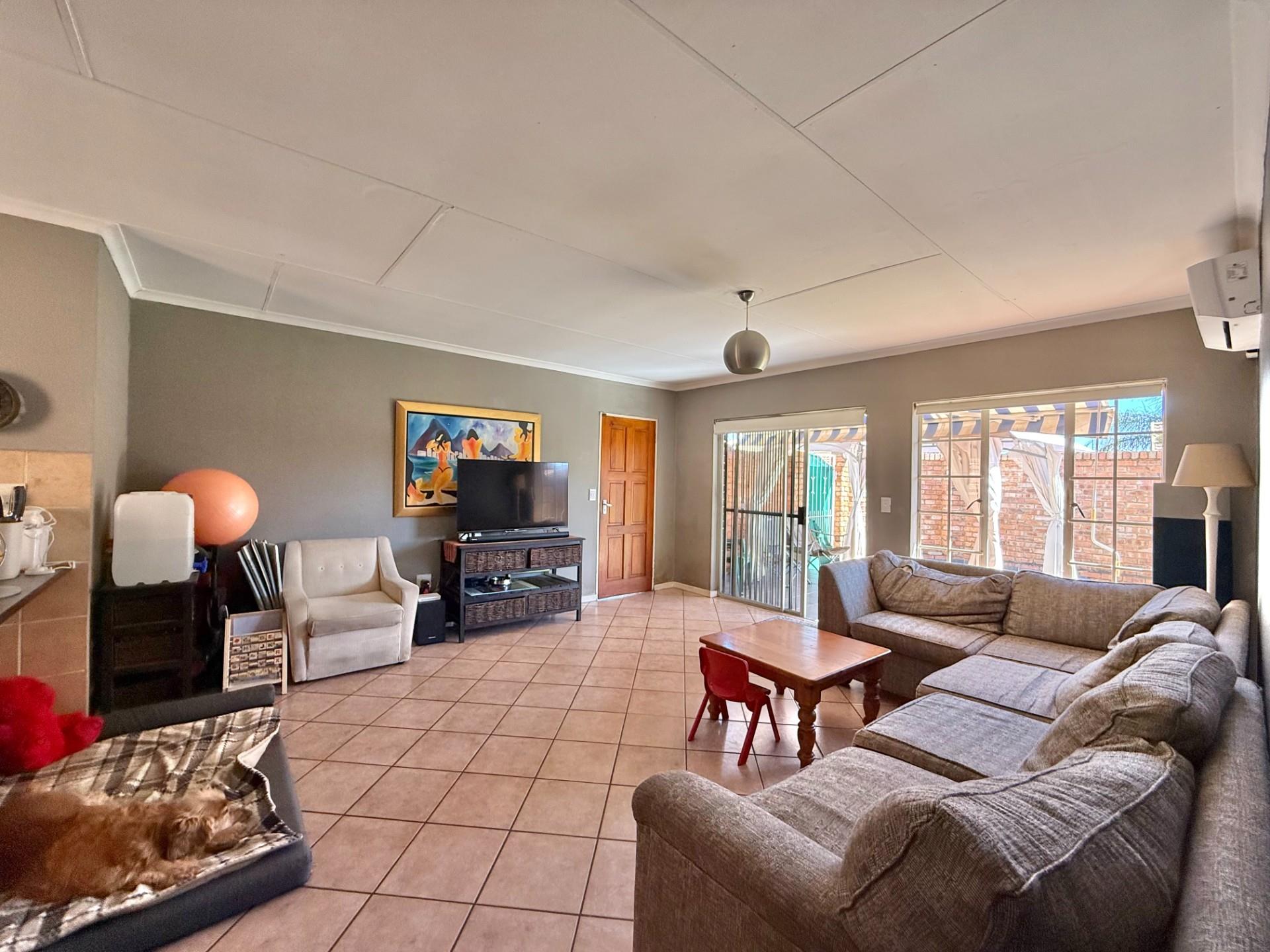 2 BEDROOM, 1 BATHROOM, 2 GARAGES - Townhouse in Lee Park, Elardus Park