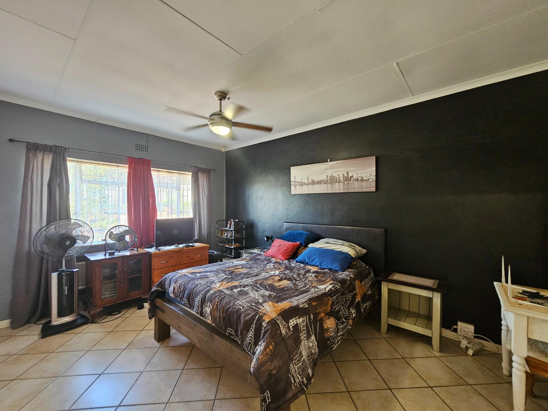 House with flat and pool in Barberton