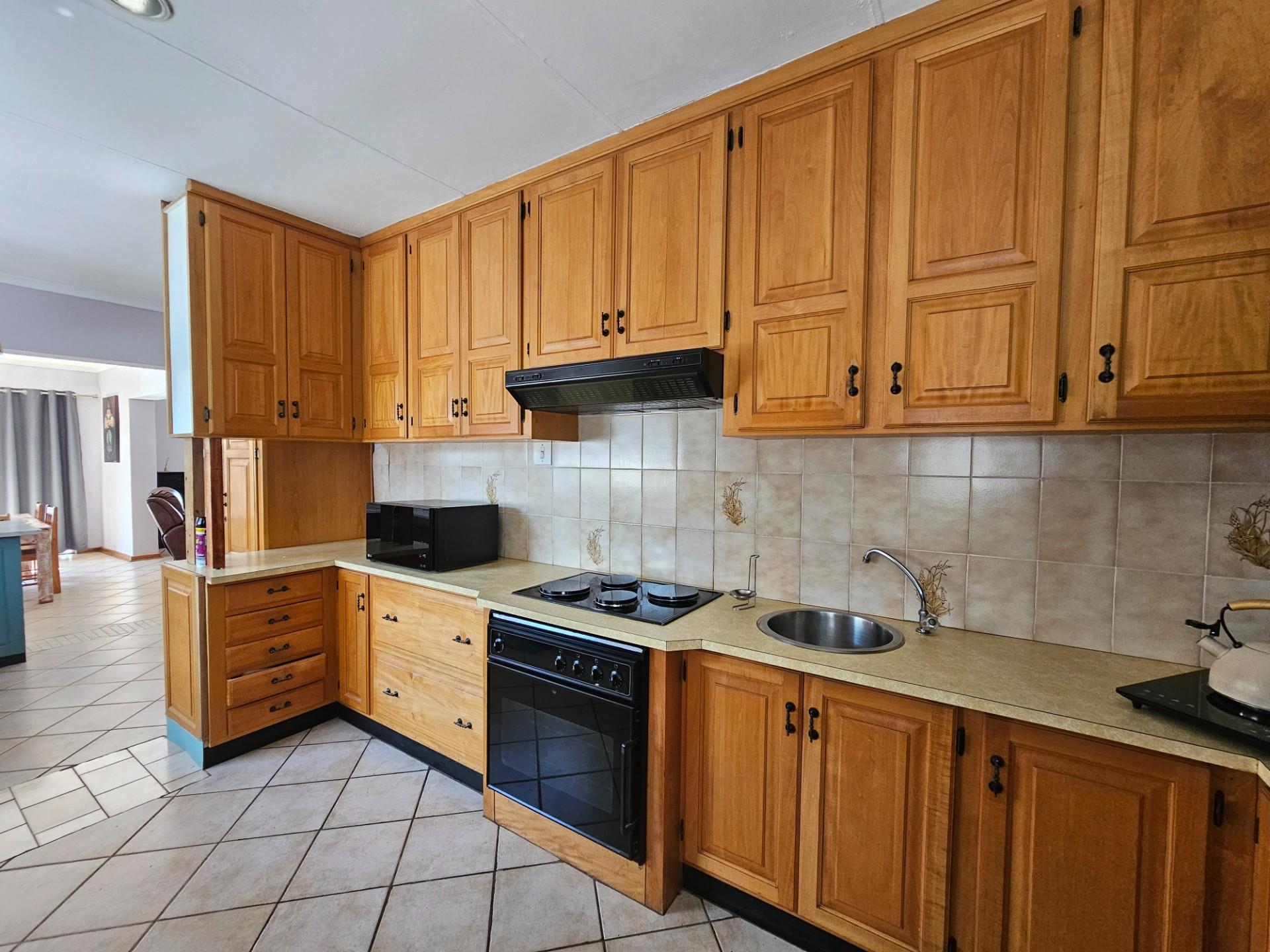 House with flat and pool in Barberton