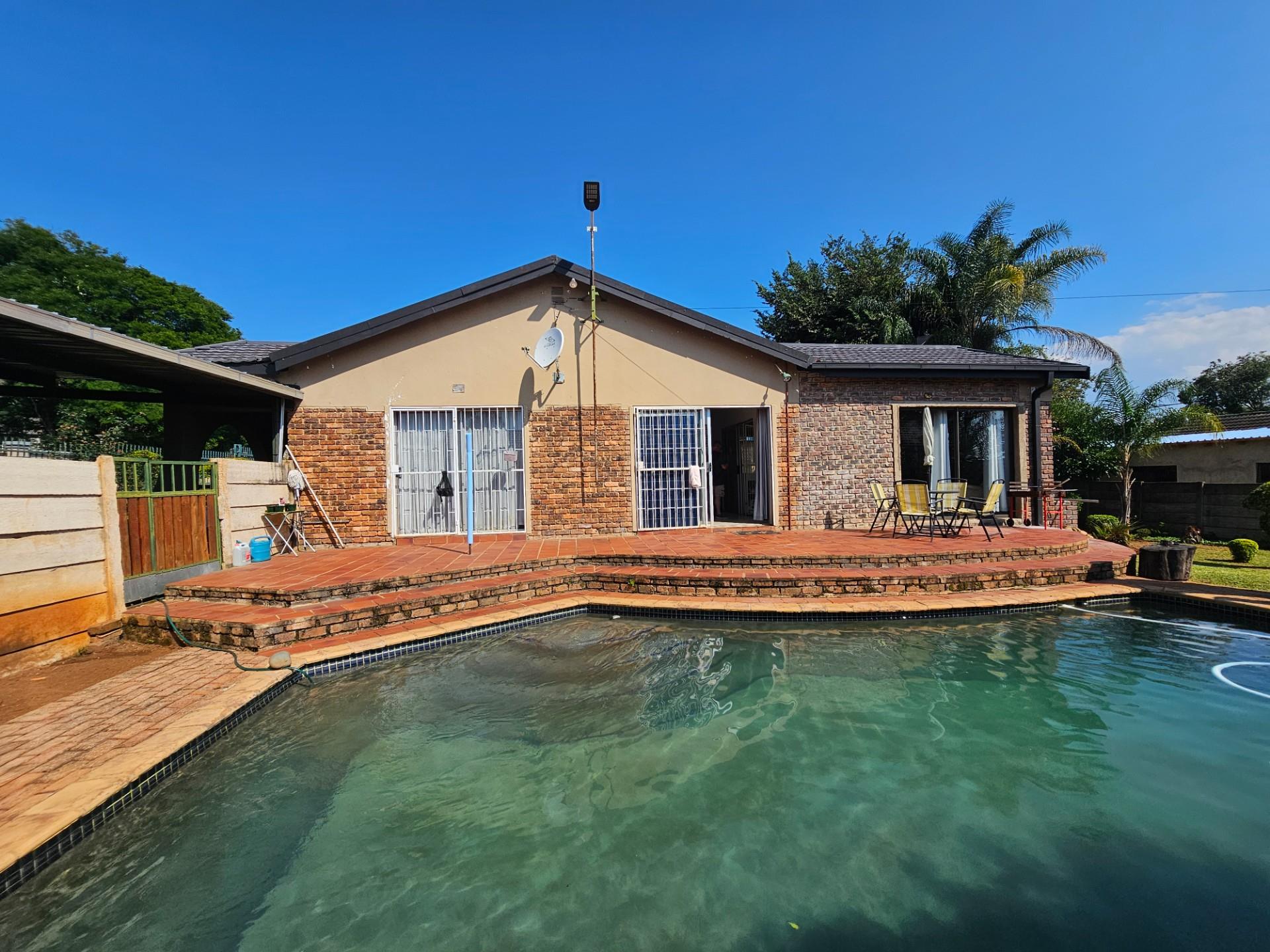 House with flat and pool in Barberton