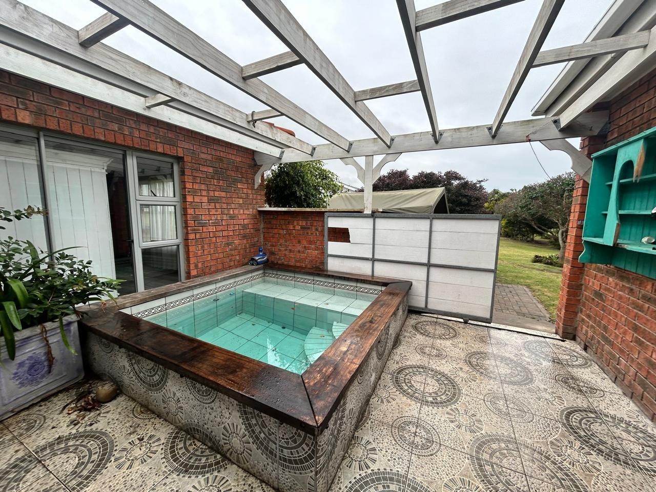 Coastal Living with Solar Efficiency - Rental in Queensberry Bay